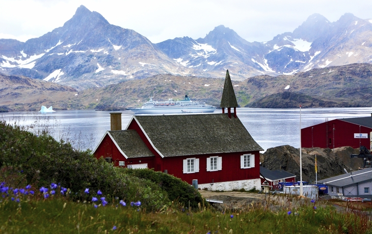 MS Deutschland in Ammasalik