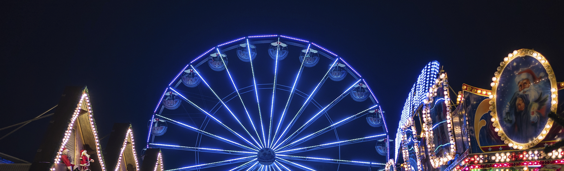 Bunt beleuchteter Weihnachtsmarkt in Rostock, Deutschland