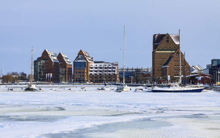 Hafen von Rostock im Winter, Deutschland