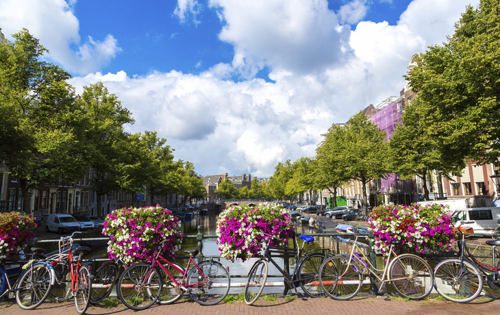 Fahrräder an einer Gracht in den Niederlanden