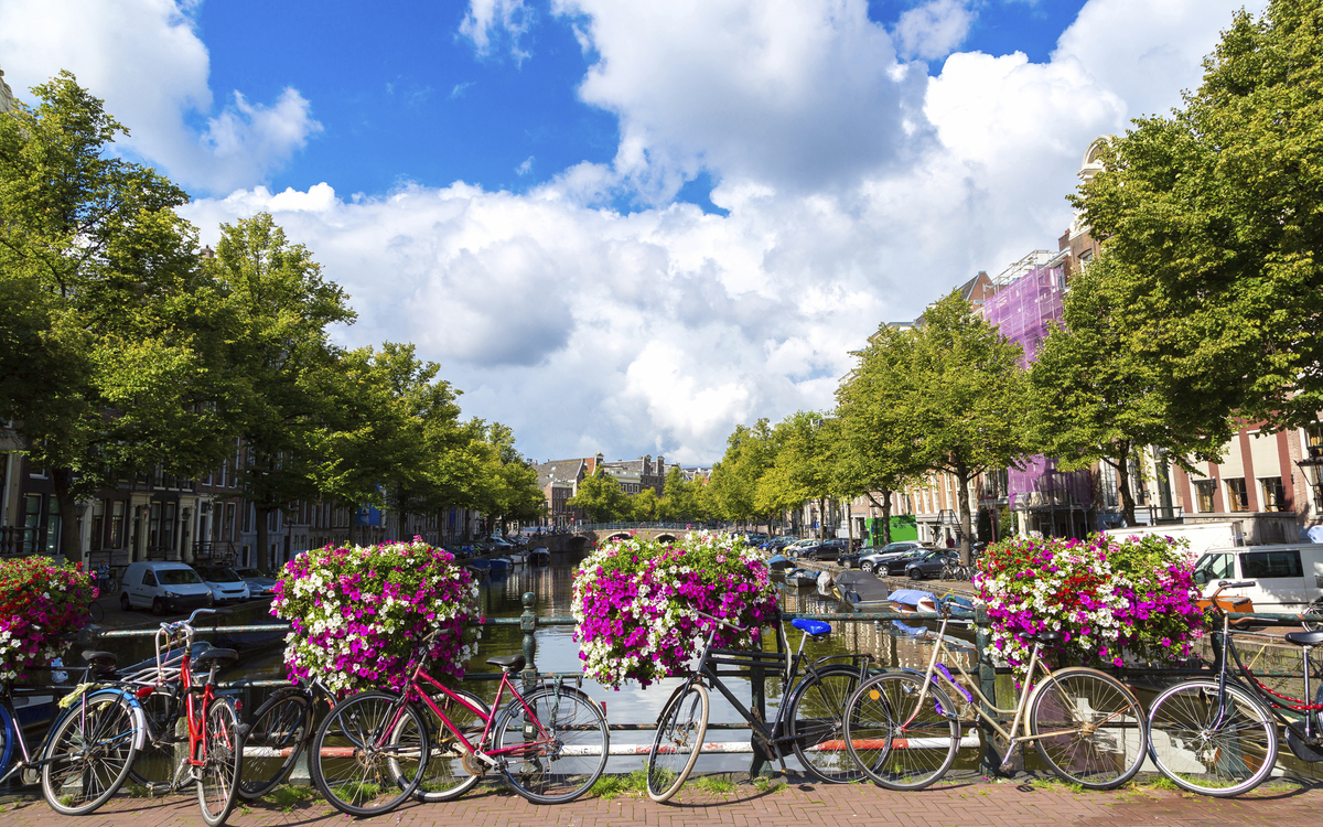 Fahrräder an einer Gracht in den Niederlanden