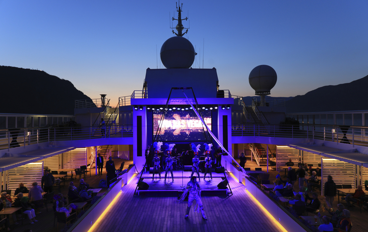 Bühnendarbietung auf dem Lido-Deck der MS Amera
