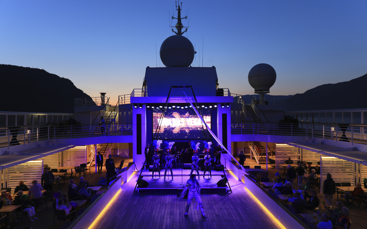 Bühnendarbietung auf dem Lido-Deck der MS Amera