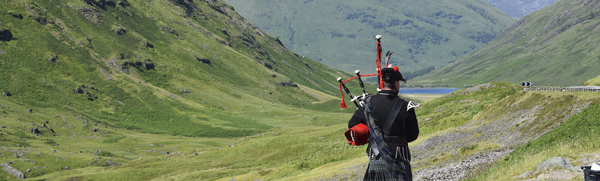 Dudelsackspieler in den schottischen Highlands
