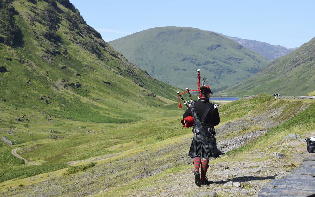 Dudelsackspieler in den schottischen Highlands