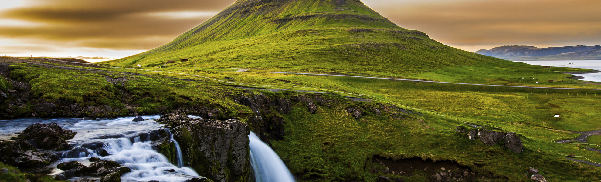 Sonnenuntergang am berühmten Kirkjufellsfoss, Island
