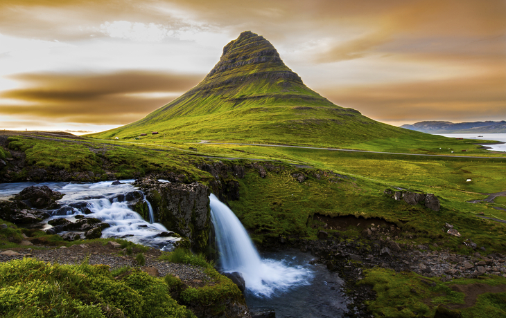 Sonnenuntergang am berühmten Kirkjufellsfoss, Island