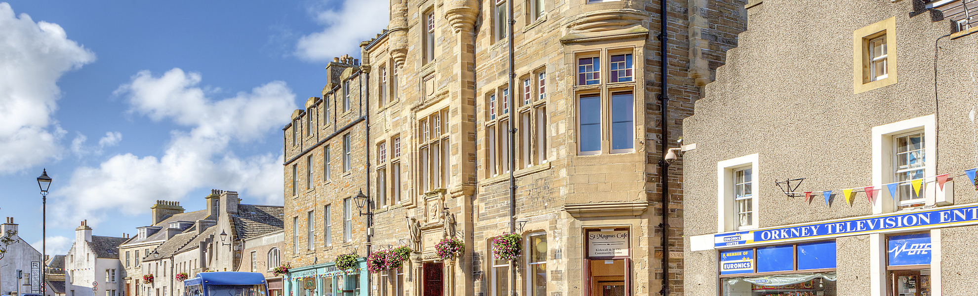 Das malerische Städtchen Kirkwall auf den Orkney Inseln