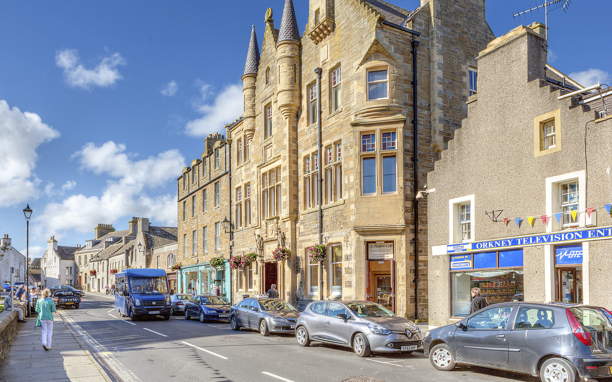 Das malerische Städtchen Kirkwall auf den Orkney Inseln