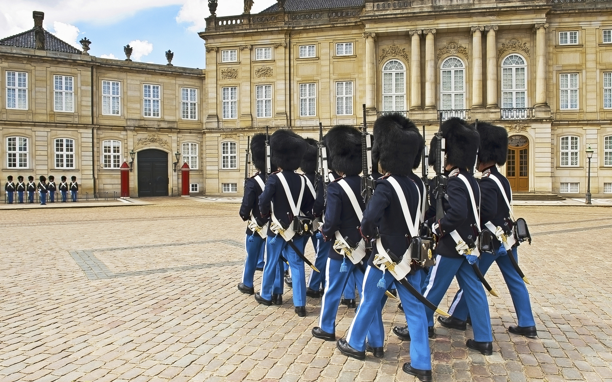 Wachwechsel am Schloss Amalienburg in Kopenhagen, Dänemark