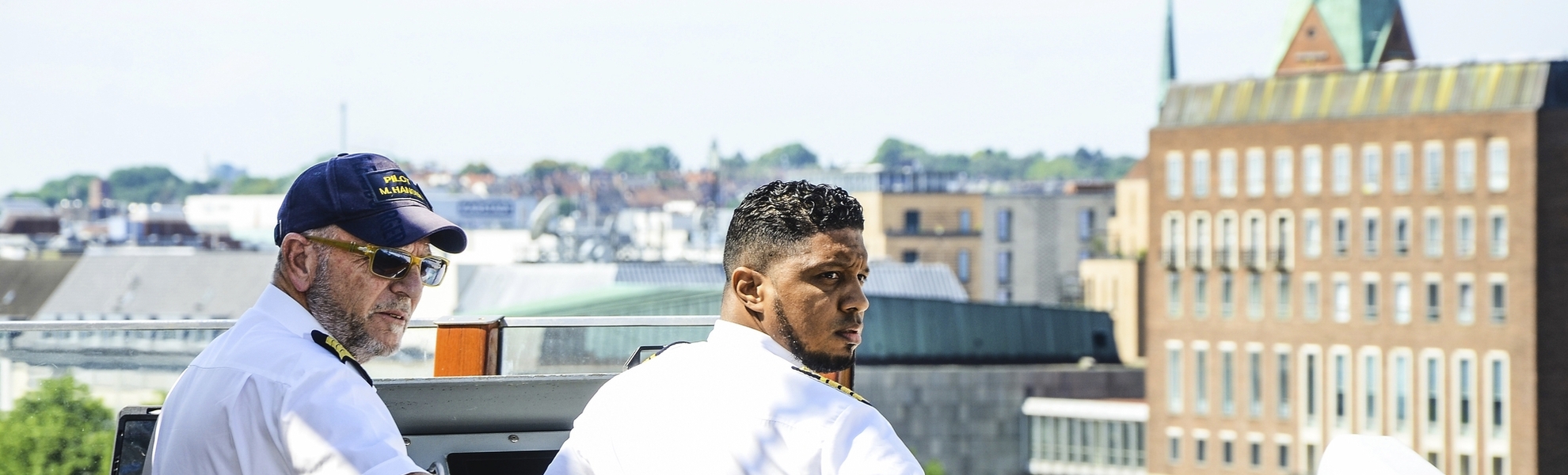 MS Artania bei der Einfahrt in Kiel