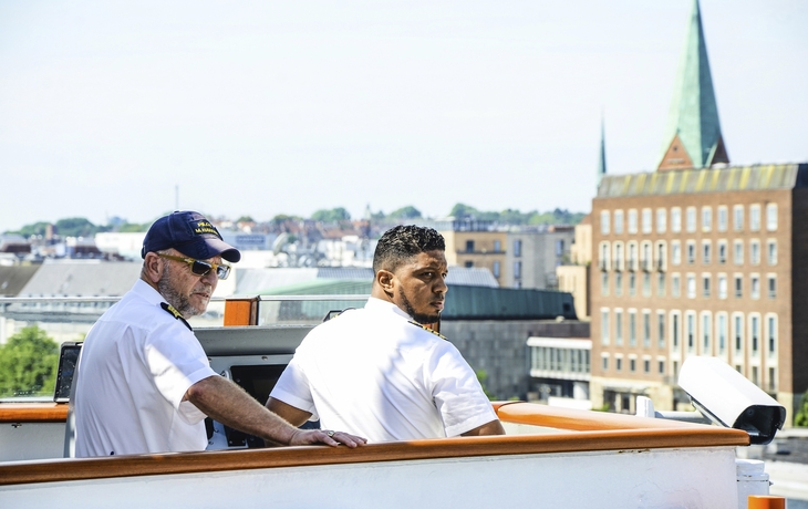 MS Artania bei der Einfahrt in Kiel