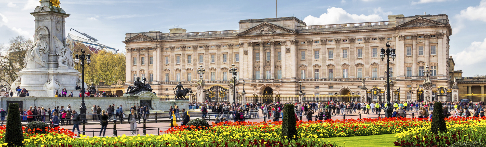 Farbenfrohes Blumenbeet vor dem Buckingham Palace, England