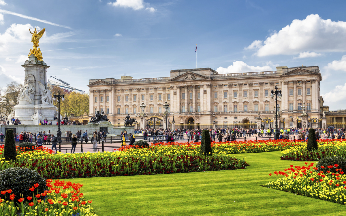 Farbenfrohes Blumenbeet vor dem Buckingham Palace, England
