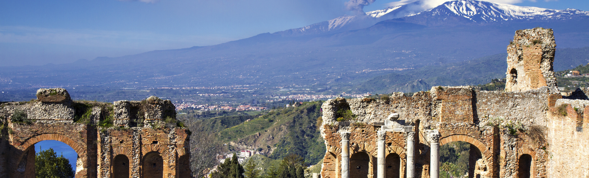 Blick aus dem Amphitheater in Taormina auf die Stadt, Italien