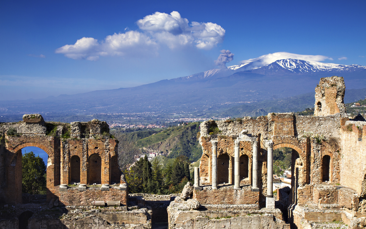Blick aus dem Amphitheater in Taormina auf die Stadt, Italien