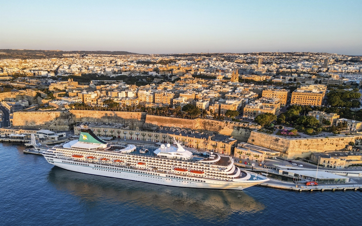 MS Artania in Valetta