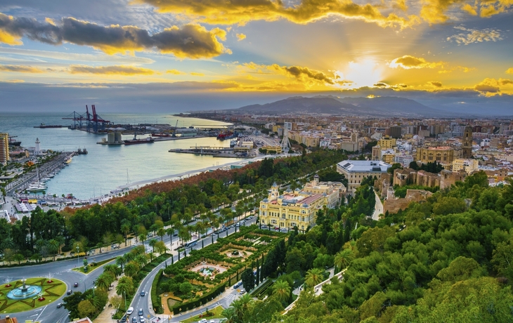 Panoramaaufnahme von Málaga während des Sonnenuntergangs, Spanien
