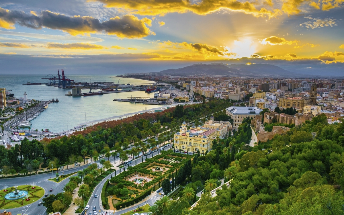 Panoramaaufnahme von Málaga während des Sonnenuntergangs, Spanien