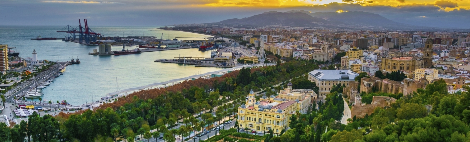 Panoramaaufnahme von Málaga während des Sonnenuntergangs, Spanien