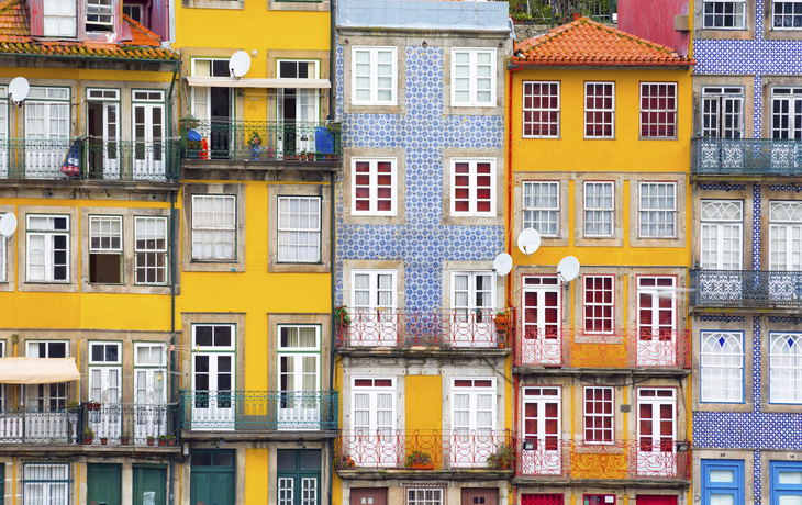Häuserfassade in der Altstadt von Porto, Portugal