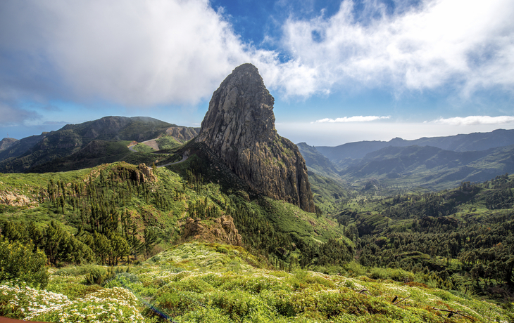 Roque de Agando Felsen im Nationalpark Garajonay inmitten der Insel La Gomera, Spanien