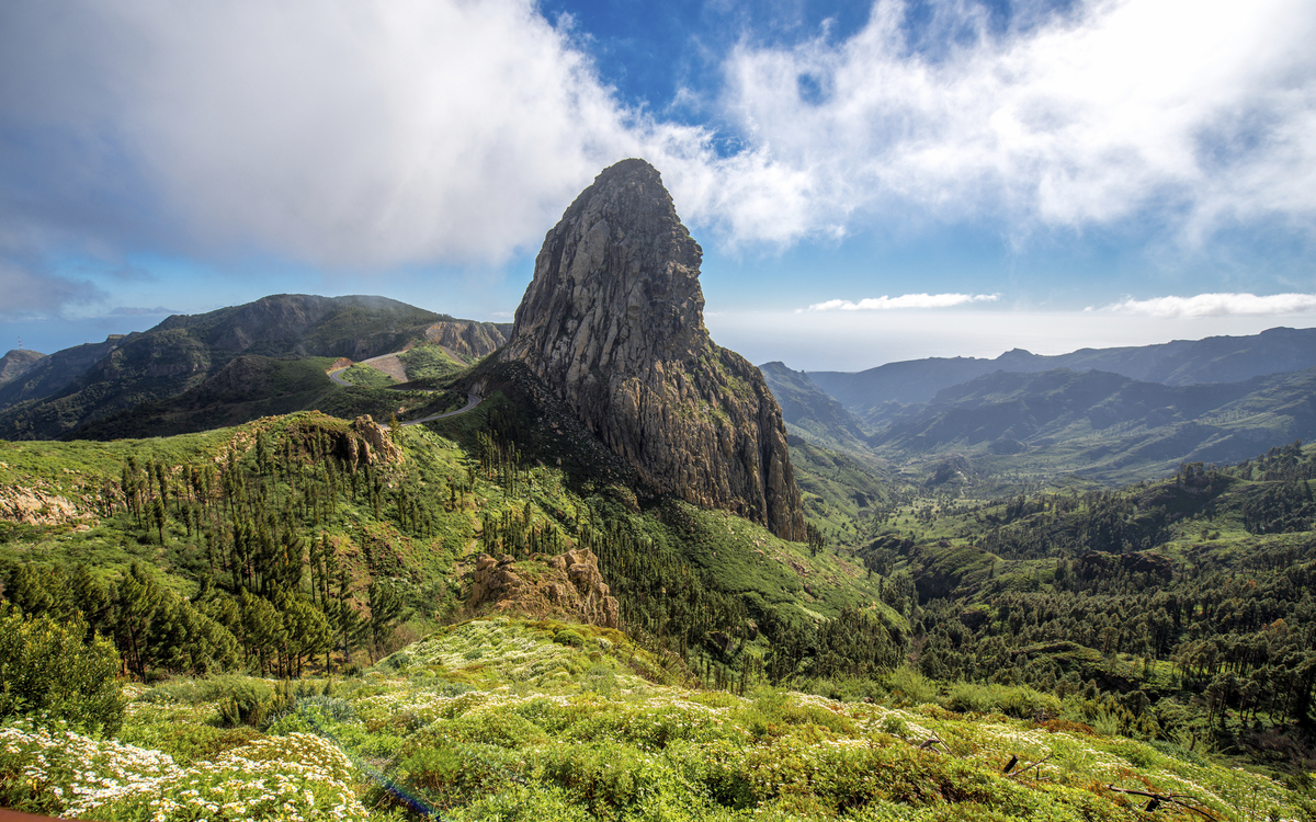 Roque de Agando Felsen im Nationalpark Garajonay inmitten der Insel La Gomera, Spanien