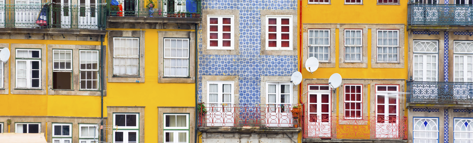 Häuserfassade in der Altstadt von Porto, Portugal