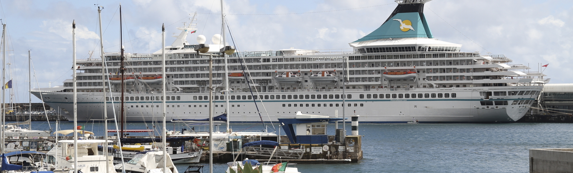 MS Artania im Hafen von Funchal auf Madeira, Portugal