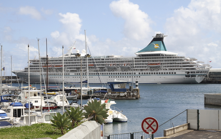 MS Artania im Hafen von Funchal auf Madeira, Portugal