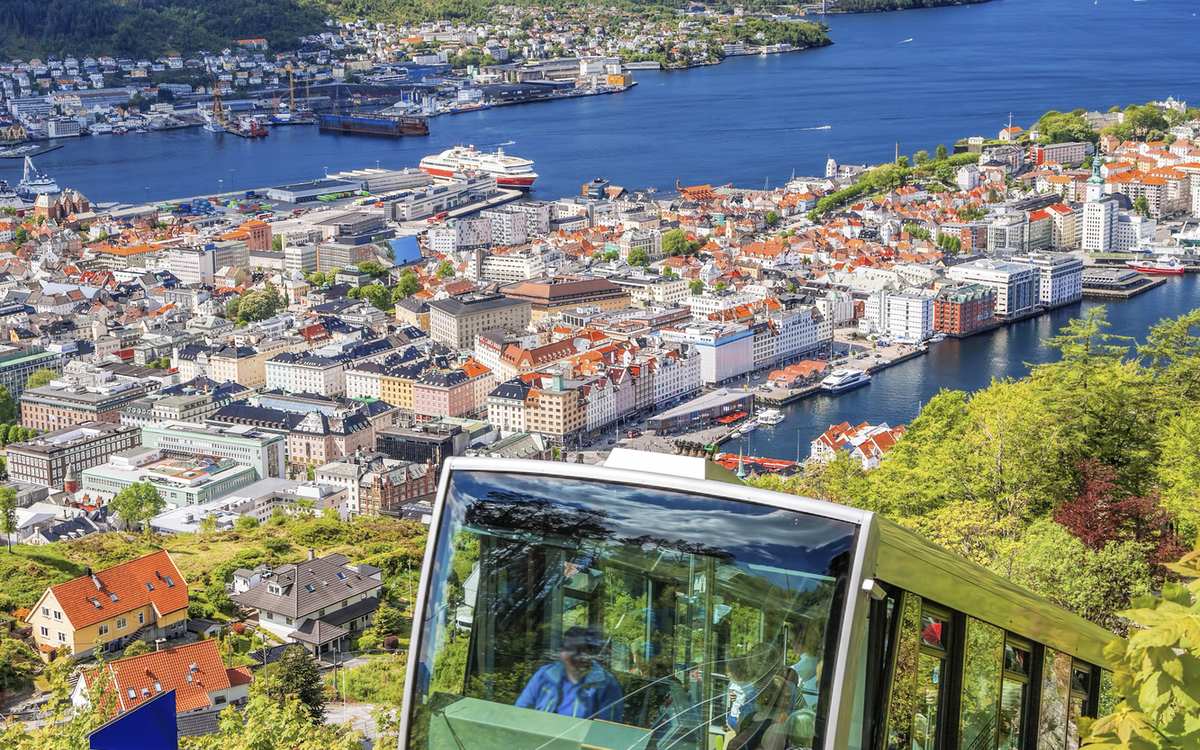 Blick über Bergen vom Berg Fløyen, Norwegen
