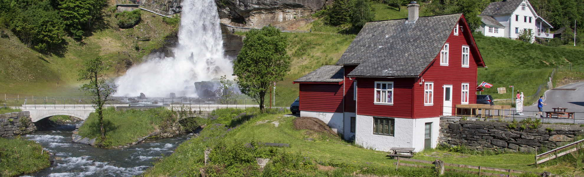 Der Wasserfall Steinsdalfossen in Hardanger, Norwegen