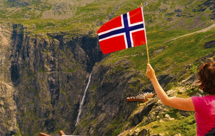 Nationalflagge vor dem Trolligsten