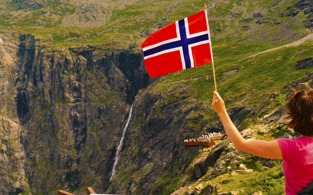 Nationalflagge vor dem Trolligsten