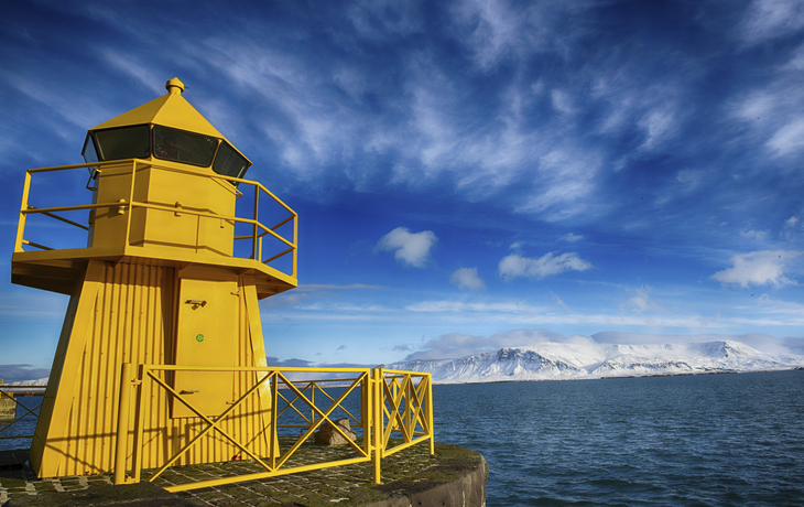 Leuchtturm im Hafen von Reykjavik, Island