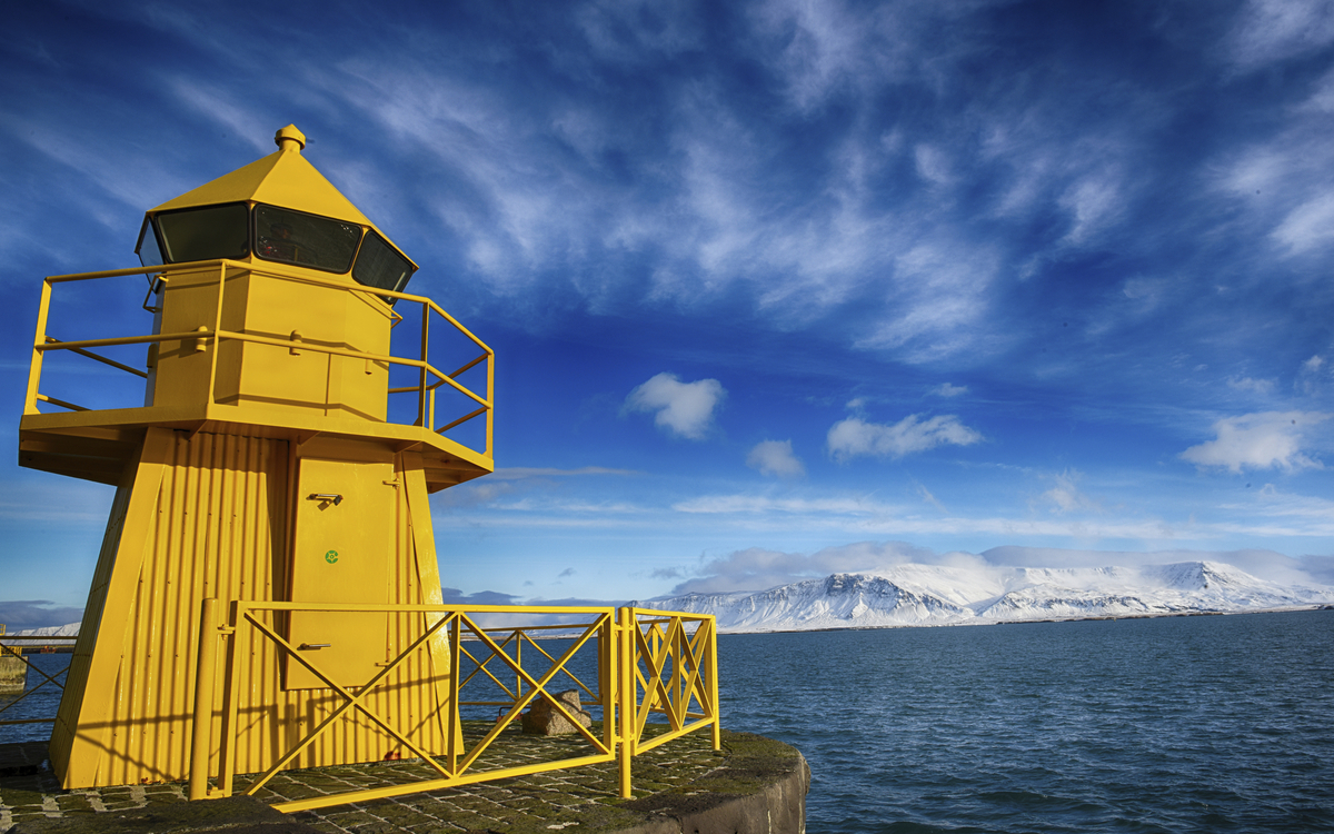 Leuchtturm im Hafen von Reykjavik, Island