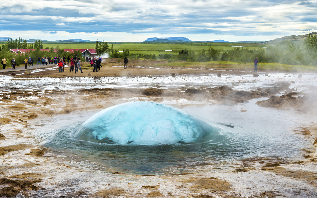 Strokkur ist der Name eines isländischen Geysir, Island