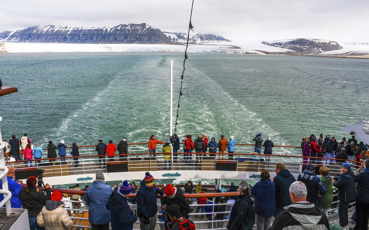 MS Artania vor Spitzbergen