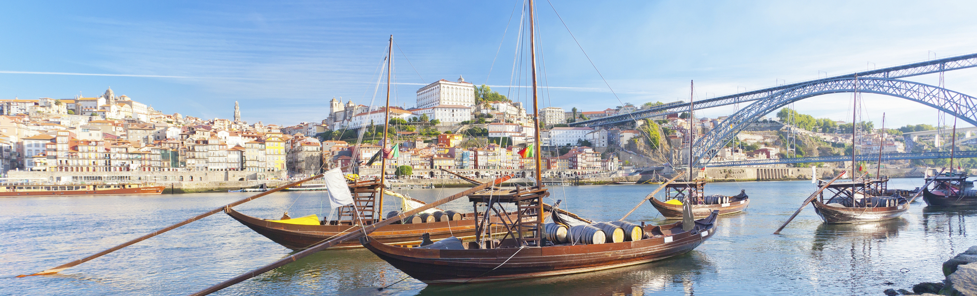 Boote am Hafen von Porto, Portugal
