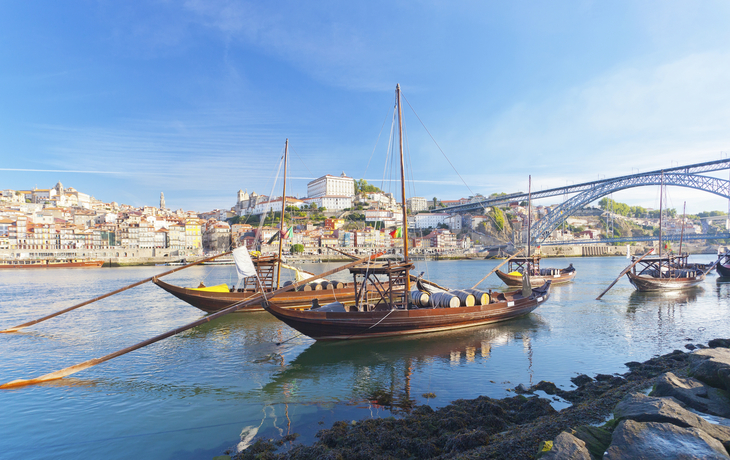 Boote am Hafen von Porto, Portugal