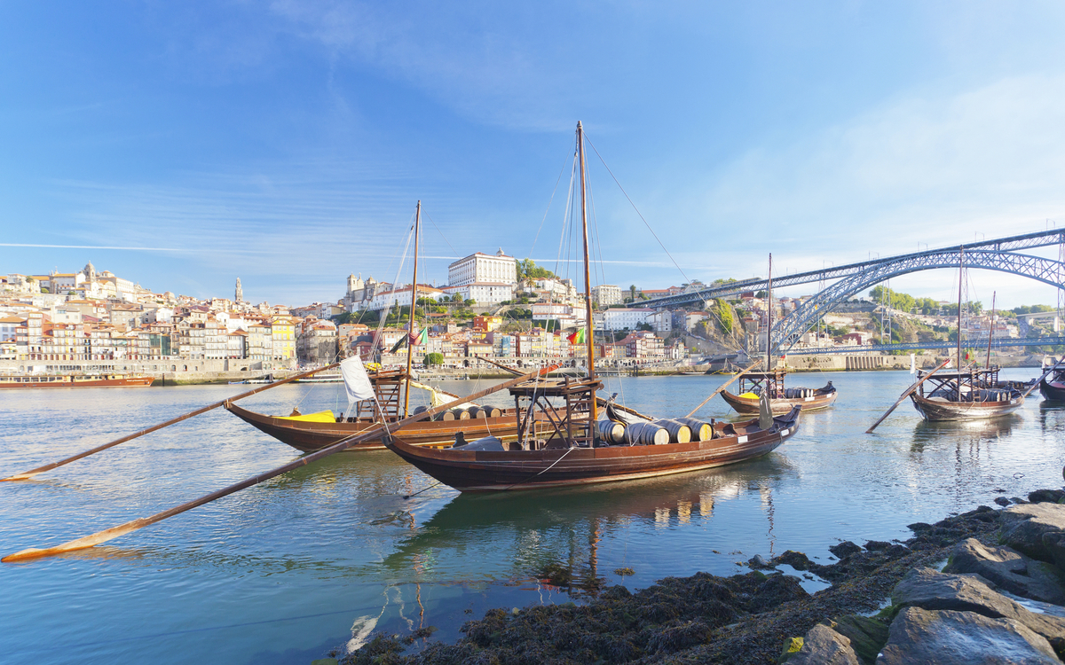 Boote am Hafen von Porto, Portugal