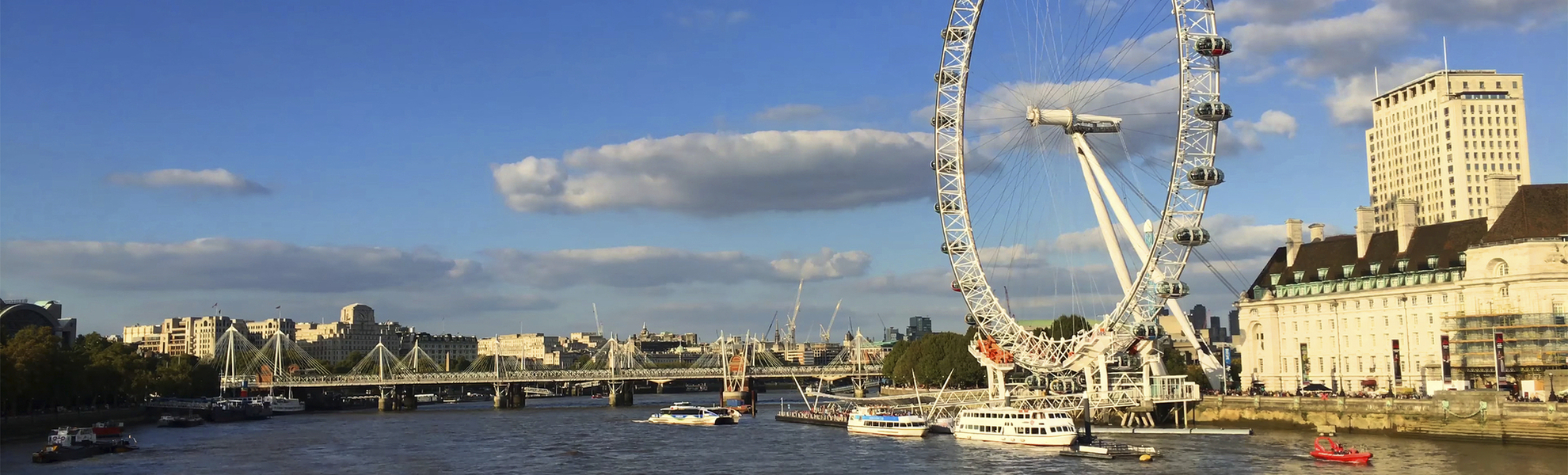 Das an der Themse gelegene London Eye, England