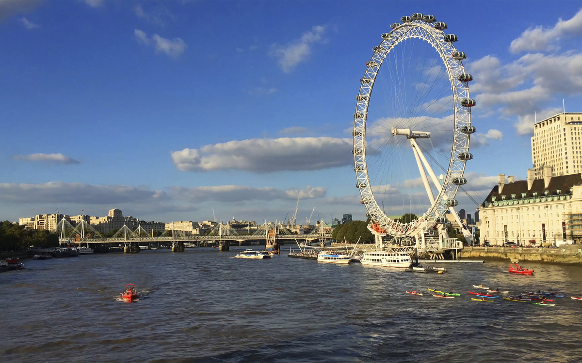 Das an der Themse gelegene London Eye, England