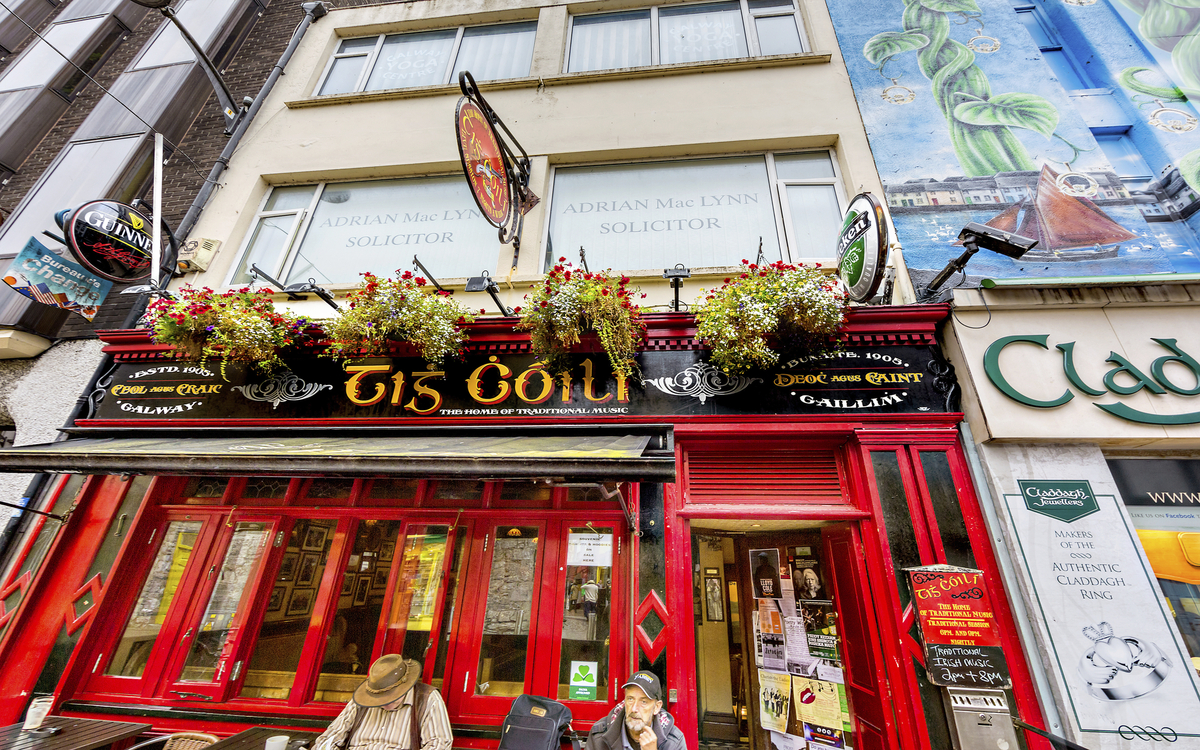 Eins der vielen Pubs in Galway, Irland