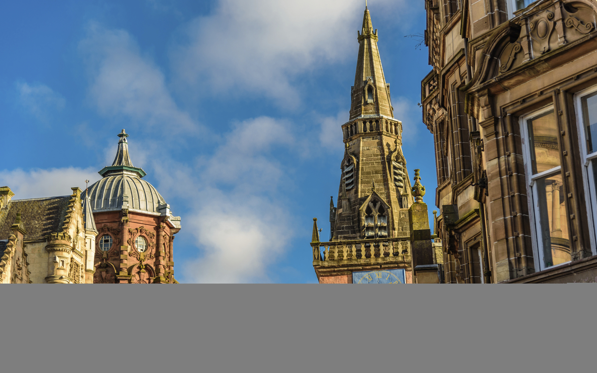 Kirchturm in der Innenstadt Glasgows, Schottland