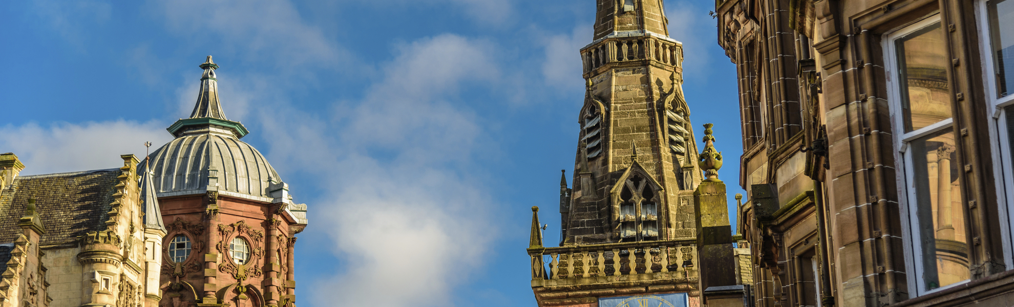 Kirchturm in der Innenstadt Glasgows, Schottland