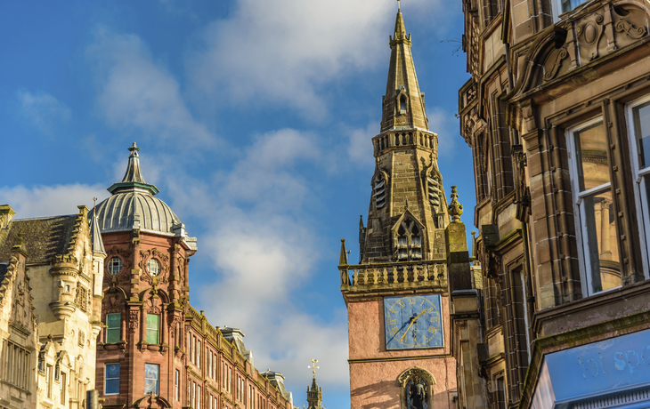Kirchturm in der Innenstadt Glasgows, Schottland