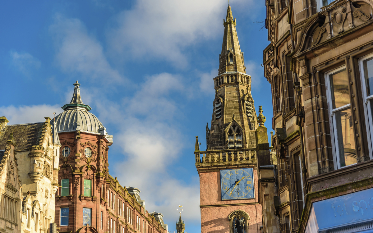Kirchturm in der Innenstadt Glasgows, Schottland