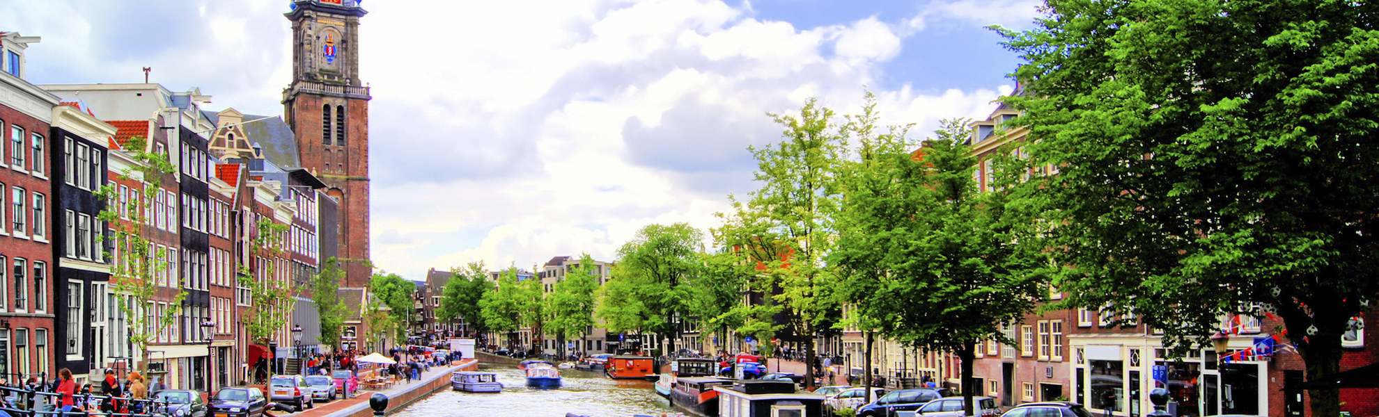 Reger Betrieb auf einer der vielen Grachten in Amsterdam, Niederlande