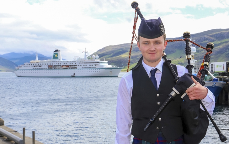 MS Deutschland in Ullapool